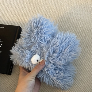 Détail du bandeau en peluche bleu clair montrant la texture douce et les yeux de cartoon