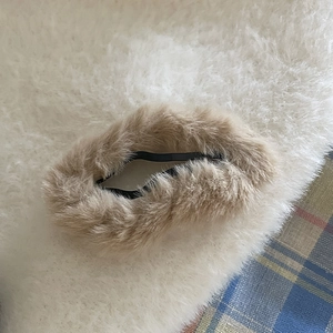 Plush cloud-style hair clip in khaki faux fur for women, autumn and winter accessory