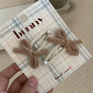 Set di due fermagli per capelli in maglia marrone con strass a cuore su cartoncino