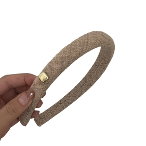 Elegant vintage tweed headband in light brown with a gold buckle and minimalist retro style