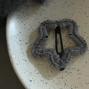 Barrette étoile tricotée gris foncé pour femme avec une texture pelucheuse et douce