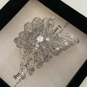 Pince à cheveux fleur élégante à texture de marbre et strass dans un coffret cadeau