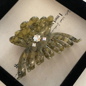Pince à cheveux papillon en résine marbrée verte avec strass élégants pour femme