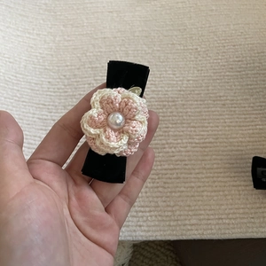 Barrette fleur crochetée main avec perle sur base en velours noir pour filles
