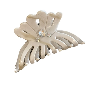 Pince à cheveux papillon crème élégante avec fleurs ajourées et pierres scintillantes