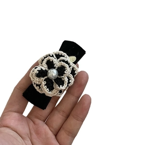 Pince à cheveux fleur au crochet faite main avec perle et nœud en velours noir pour femme