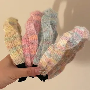 Lot de quatre serre-têtes en tricot moelleux en jaune pastel, violet, bleu et arc-en-ciel