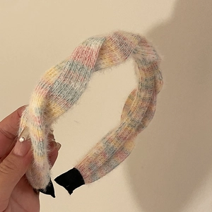 Serre-tête tressé en maille aux couleurs de macaron avec un design doux et français