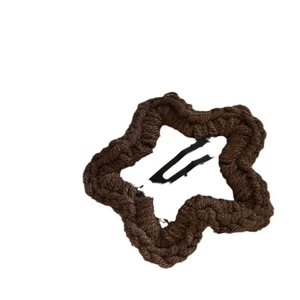 Barrette à cheveux étoile tricotée marron avec fermoir BB en métal noir sur fond blanc
