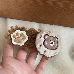 Barrette ours en polaire marron avec broderie patte de chat et fourrure bouclée
