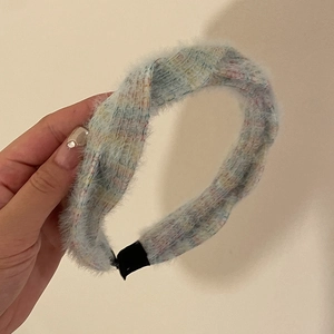 Détail du serre-tête tricoté bleu clair doux avec texture pelucheuse et embouts antidérapants