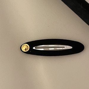 Französische Haarspange aus Samt in Ovalform mit goldenem Knopf und Metallclip