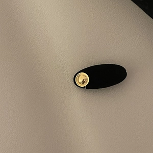 Samt-Haarklammer im französischen Stil mit goldenem Metallknopf und schwarzem Finish