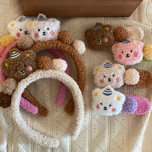 Détails d'accessoires de cheveux d'ours en peluche avec broderies et pompons colorés