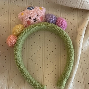 Serre-tête mignon en laine d'agneau verte avec ours rose et pompons multicolores