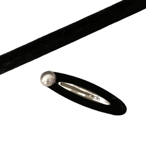 Eleganter schwarzer Samt-Haarclip mit großer Perle für einen klassischen Vintage-Look