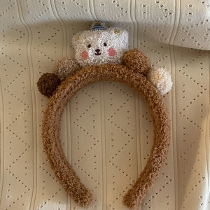 Serre-tête ours en peluche marron avec boules de laine d'agneau et chapeau de fête bleu