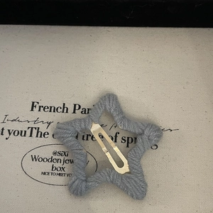 Barrette à cheveux étoile tricotée grise avec pince métallique élégante pour femmes