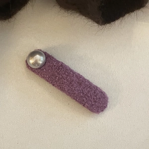 Pince à cheveux en peluche violette pour femme avec accent de boule en métal argenté