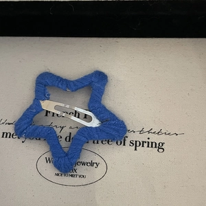 Barrette en forme d'étoile tricotée bleu bébé avec fermoir à clip en métal argenté