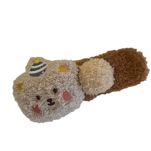 Pince à cheveux ours mignon avec pompon coloré et chapeau rayé sur base en peluche