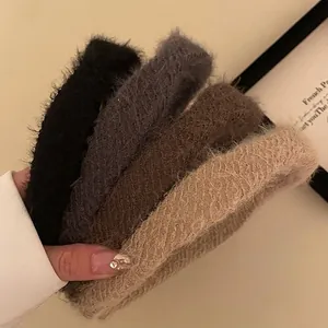 Serre-tête Rembourré en Tissu Peluche Irrégulier de Mode Bandeau en Fausse Fourrure Accessoires Cheveux d'Hiver Chauds