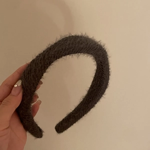 Serre-tête épais en tricot gris foncé duveteux avec texture en fausse fourrure