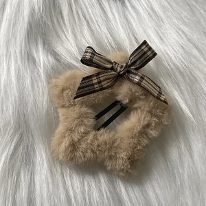 Plüsch Haarspange Stern in Braun mit karierter Schleife und weicher Fleece Textur für Damen