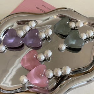 Elegante Haarspangen mit Herz und Perlen auf einem silbernen Tablett für Frauen