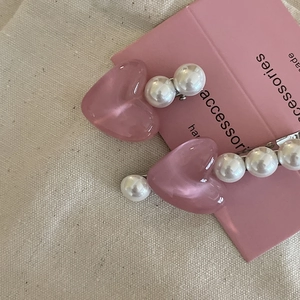Süße rosa Herz-Haarklammern mit Perlen auf einer eleganten Displaykarte für Damen