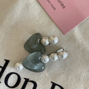 Elegantes zweiteiliges Haarspangen-Set mit grauen Harzherzen und weißen Perlen auf Metall