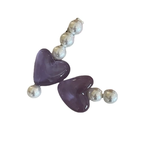 Zweiteiliges Set aus lila Herz-Haarspangen mit eleganten Perlen und silberfarbenen Clips