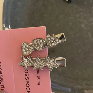 Barrettes Y2K argentées avec motifs étoile et cœur sertis de strass sur pinces croco