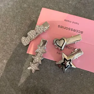 Lot de quatre barrettes Y2K argentées en forme d'étoile et cœur avec strass