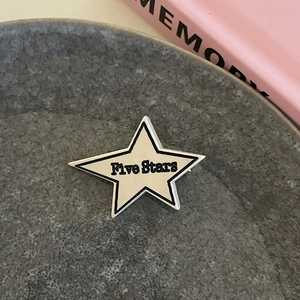 Broche étoile en émail avec texte Five Stars en finition minimaliste noir et blanc