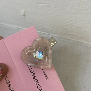 Pince à cheveux coeur en acétate marbré rose avec cristal sur carte rose