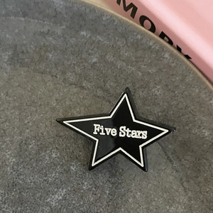Barrette en forme d'étoile Five Stars avec émail noir et texte blanc gras