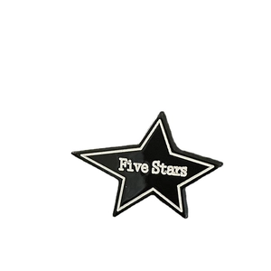 Pince à cheveux étoile noire minimaliste avec texte blanc Five Stars sur fond blanc
