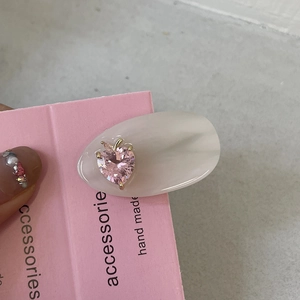 Détail d'une pince à cheveux ovale en acétate crème avec cristal de cœur rose