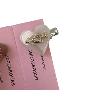 Pince à cheveux coeur en acétate rose avec flèche dorée et gemme brillante