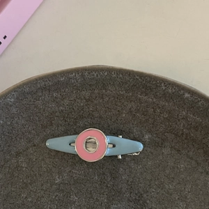 Haarklammer in Pink und Blau mit silbernem Runddekor auf dunkelgrauem Untergrund
