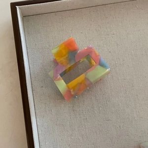 Pince à cheveux rectangulaire en acétate aux motifs de marbre pastel pour femmes