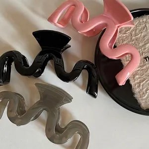 Grandes pinces à cheveux ondulées en rose noir et gris translucide avec finition brillante
