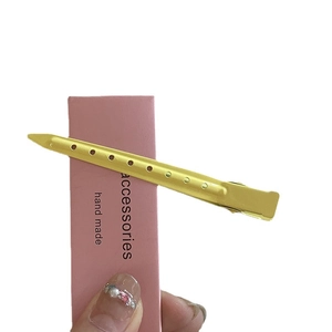 Barrettes à cheveux Y2K en métal doré avec motif ajouré sur carte rose