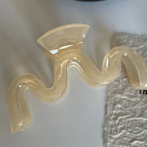 Grande pince à cheveux ondulée en résine jaune translucide pour coiffure élégante