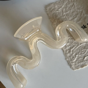 Grande pince à cheveux ondulée en acrylique translucide blanc crème style gelée