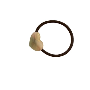 Élastique à cheveux cœur minimaliste avec pendentif texture marbre et bande noire