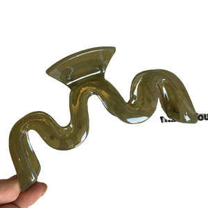 Grande pince à cheveux ondulée vert olive translucide pour une coiffure élégante