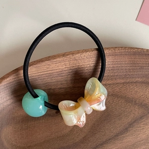 Elastico per capelli con perla verde menta e farfalla in resina sfumata su legno
