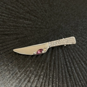 Haarklammer in Messerform, flüssiges Metall-Silber mit funkelnden Strasssteinen
